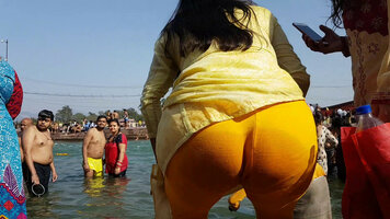 Big-Ass-revealed-in-yellow-leggings-9.jpg
