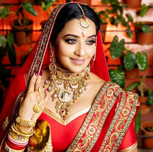 bhojpuri-sizzler-monalisa-looks-smoking-hot-in-sexy-red-bridal-wear-202003-1585144358.jpg