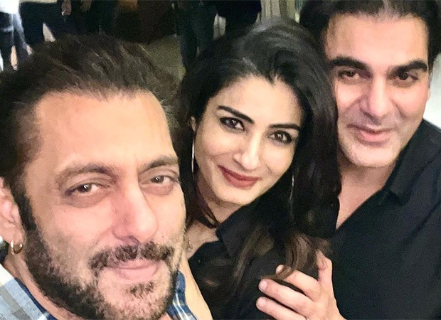 Salman Khan clicks “goofy” selfies with Raveena Tandon and Arbaaz Khan, see pics